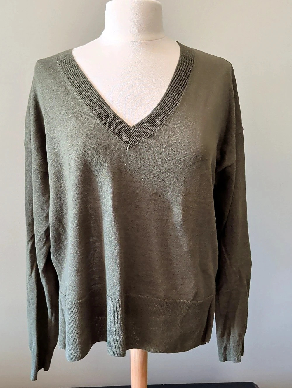 Gap V-Neck Sweater in Olive Green Size Medium